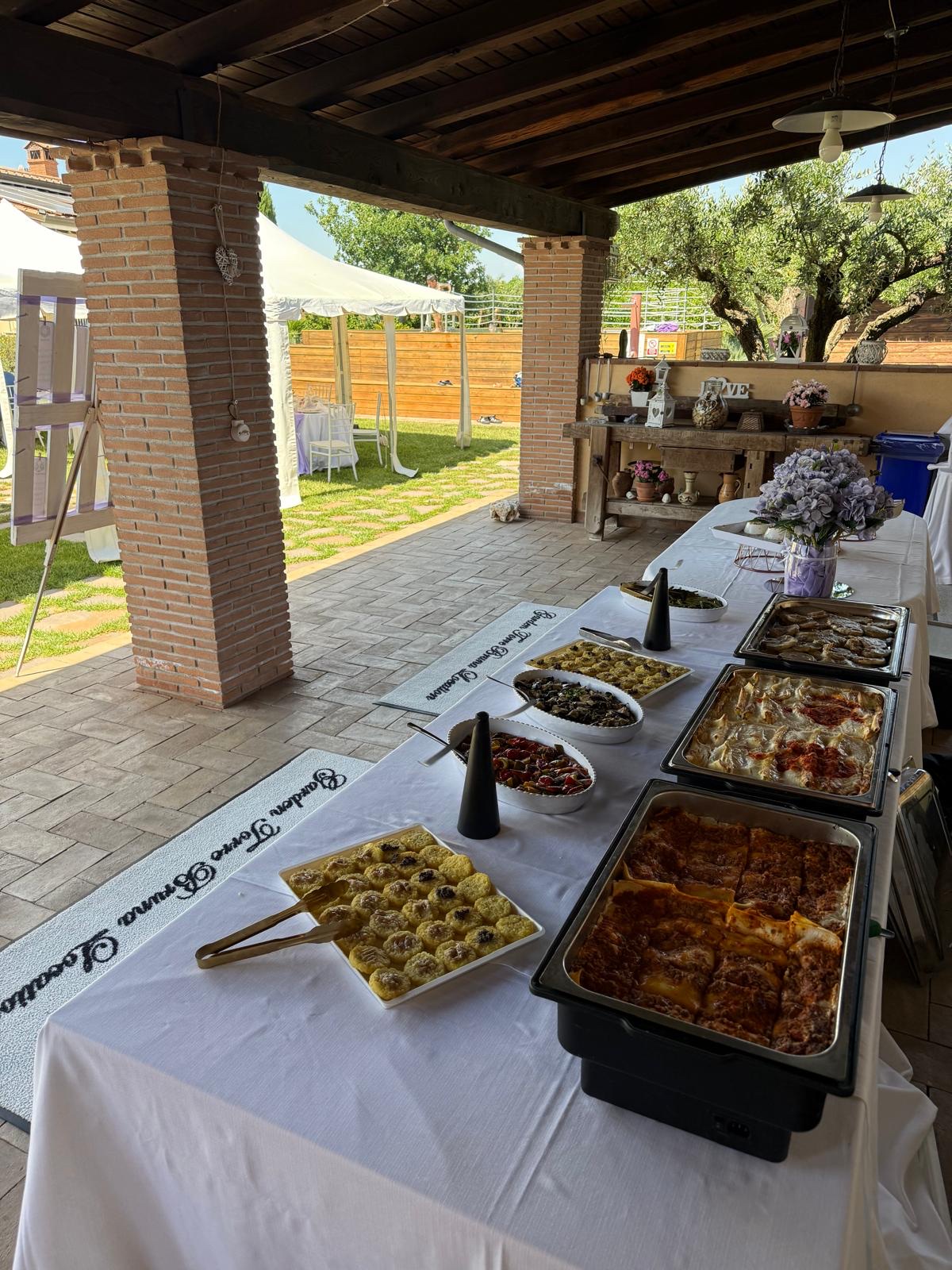 Buffet allestito sotto la veranda con vista sul giardino