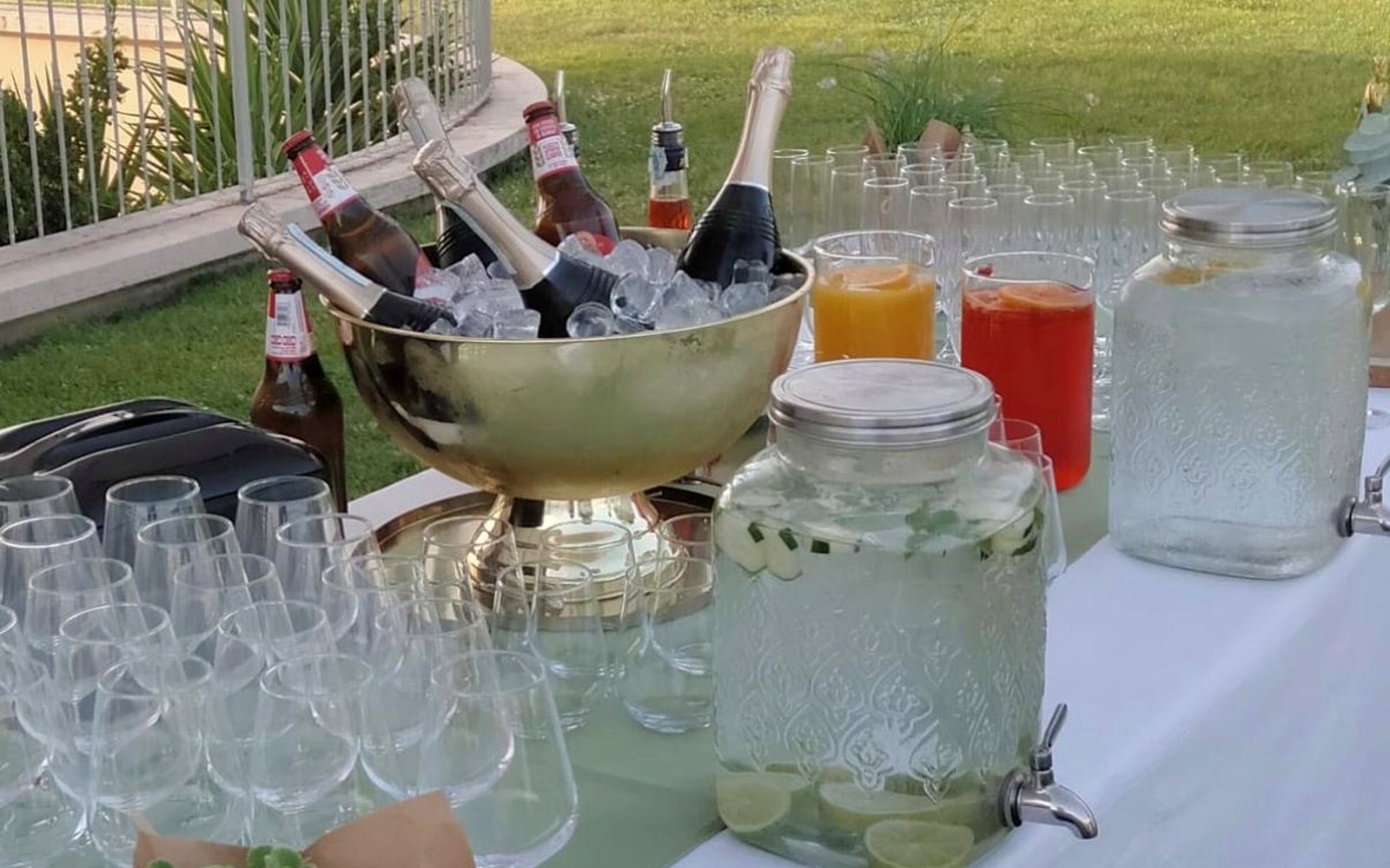 Beverage di benvenuto con bicchieri e drink in giardino