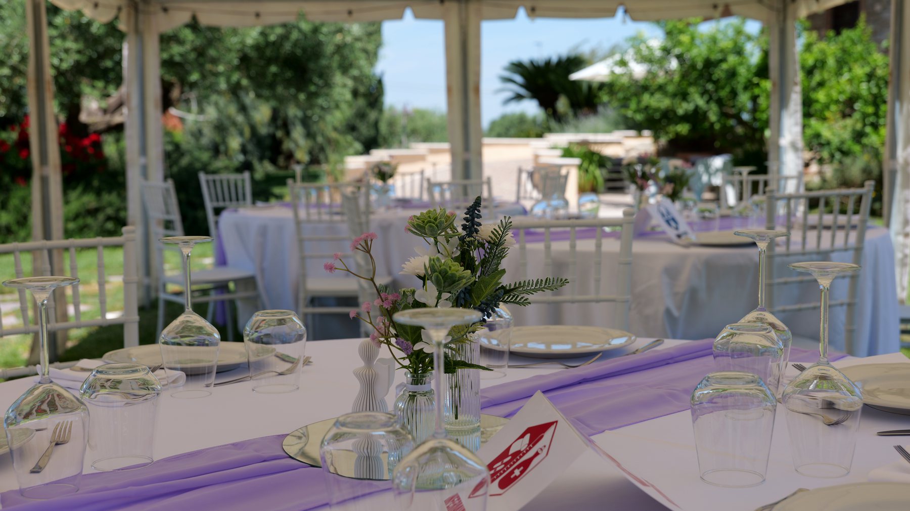 Tavolo allestito per cerimonia sotto il gazebo
