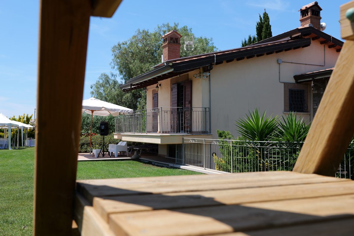 Vista della villa dal giardino